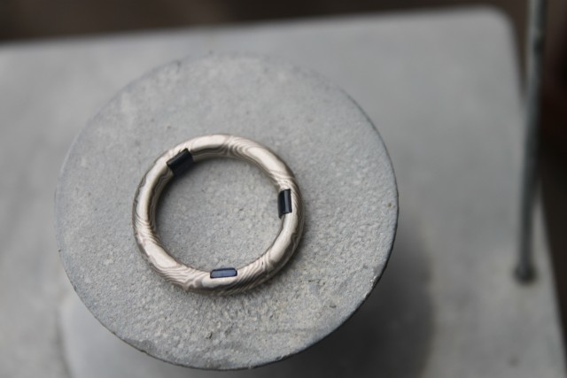 S4 Mokume Gane Ring mit eingeschliffenen Saphiren